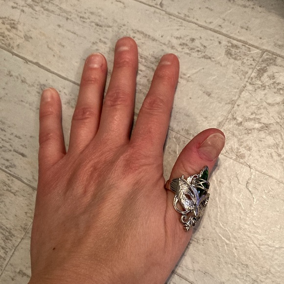 Vintage Style Emerald Bali Mardi Gras Mask Silver Tone Ornate Cocktail Ring - Picture 7 of 7